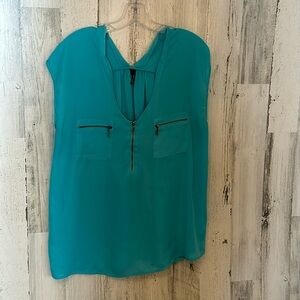 JJ54. Sz: XL, extra-large. XLG. Sleeveless top, zipper, v-neck. Maurices